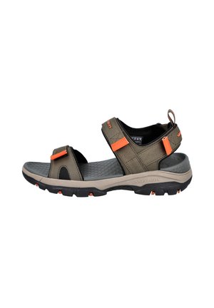 Sandalia masculina para exteriores en marrón y naranja con correas ajustables y plantilla texturizada gris sobre suela resistente en negro y beige.