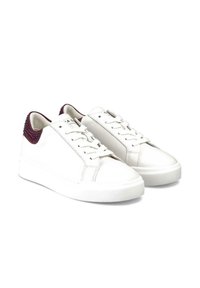Baskets blanches en cuir avec un talon arrière texturé bordeaux, bout arrondi et semelle en caoutchouc blanche. Lacets et œillets pour un maintien sécuritaire.
