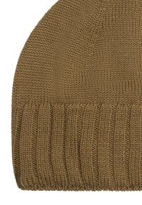 Gorro de lana marrón con puño acanalado. La textura es suave y uniforme, con una parte superior redondeada y una costura densa.