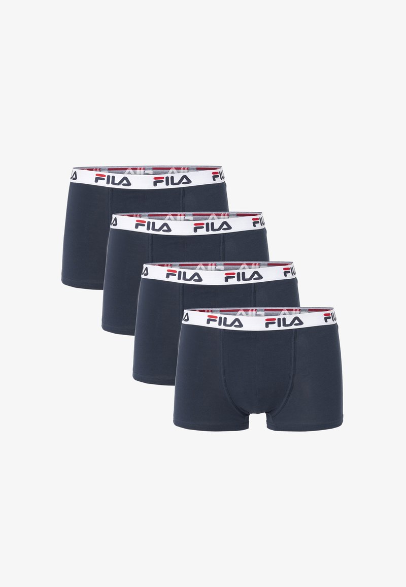 Quatre paires de boxers pour hommes bleu marine avec des ceintures élastiques blanches affichant le logo FILA en noir et rouge.