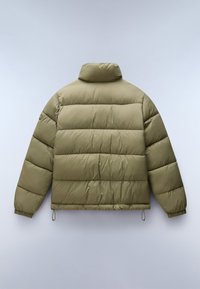 Olivgrön puffjacka med hög krage, boxig form, sydda quiltade sektioner, elastiska manschetter och justerbara snoddar i nederkanten.