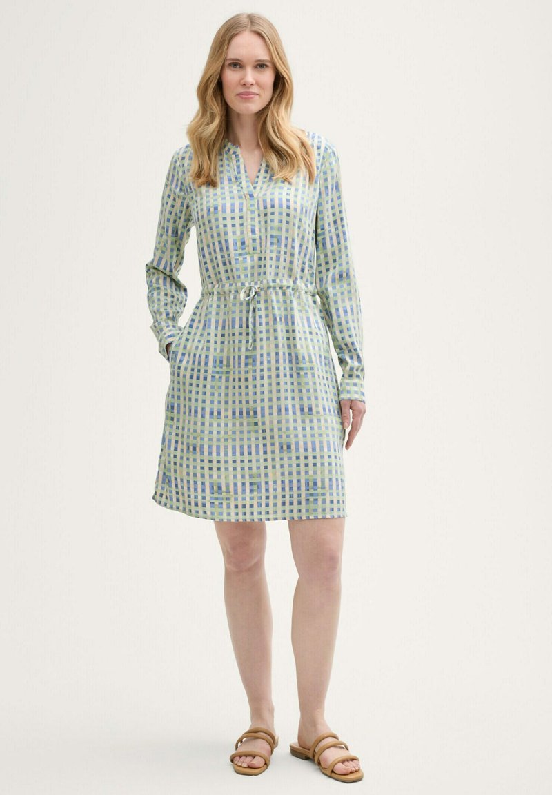 Langärmliges Hemdkleid in Hellgrün mit einem karierten Muster in Blau und Gelb, ausgestattet mit einem Bindegürtel in der Taille und seitlichen Taschen.