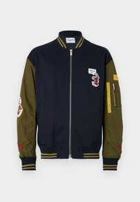 Nepasirinkta, blu/verde