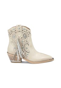 Bottines en cuir blanc à bout pointu, ornées de clous métalliques décoratifs, d'accents turquoise et de franges sur le côté. Talon empilé imitant le bois.