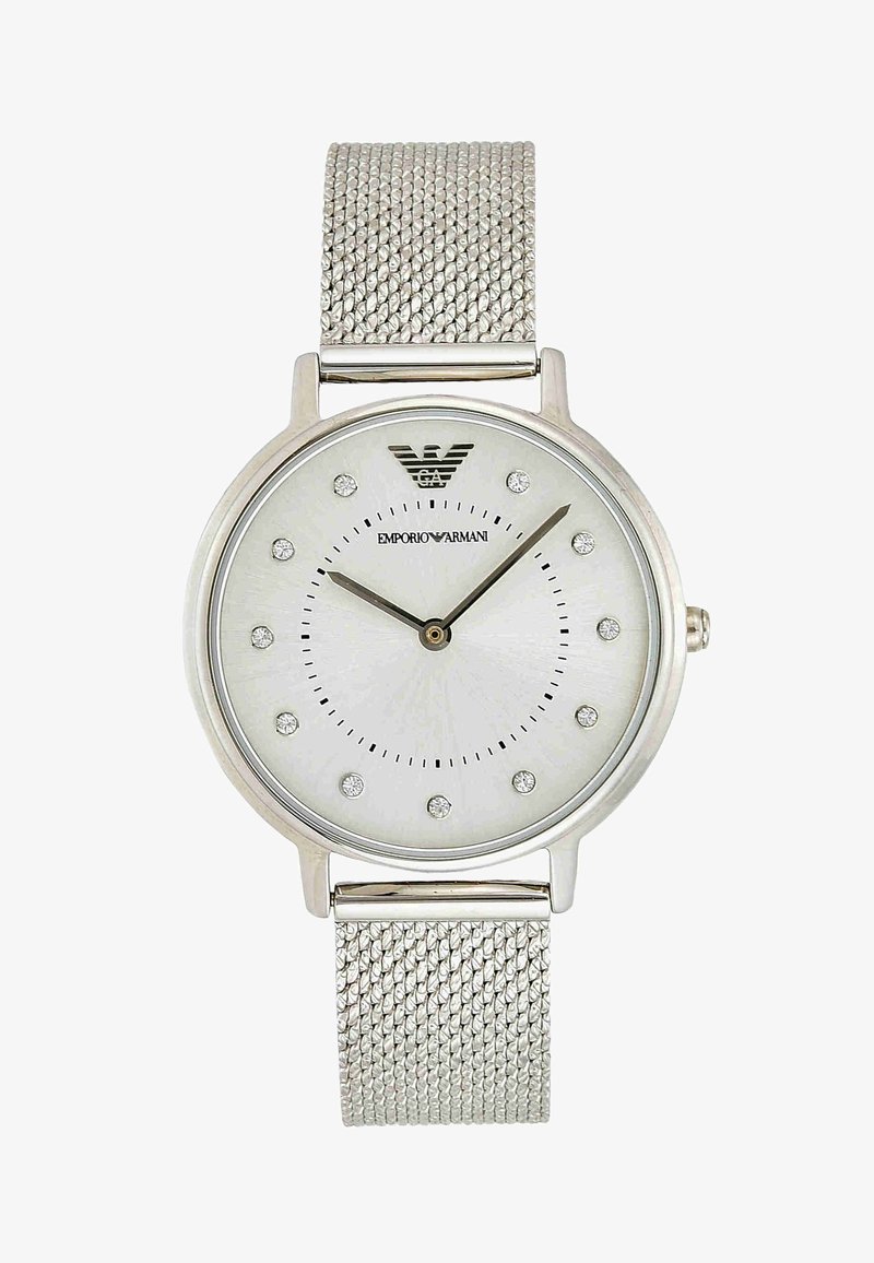 Armbanduhr mit silbernem Mesh-Armband, weißem Zifferblatt, Kristallstundenmarkierungen, schwarzen Stunden- und Minutenzeigern und Emporio Armani-Logo bei 12 Uhr.