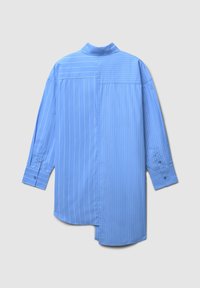 Chemise bleu à boutons, avec deux styles : uni et rayé. Présente des manches longues, un col mandarin et un ourlet arrondi.