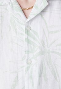 Selected Homme SLHRELAXSUN SHIRT RESORT - Marškiniai - bok choy aop:leaves aop