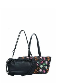 Due borse nere; una liscia con dettaglio a coulisse, l'altra intrecciata con motivi floreali colorati, entrambe hanno tracolle.