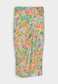 Jupe midi fleurie avec une palette de couleurs pastel composée de jaune, rose et vert, fabriquée dans un tissu léger avec des détails drapés.