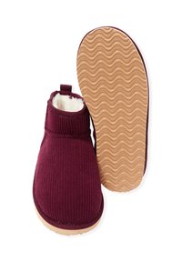 Bordowe botki z korduroy do kostki z teksturowaną cholewką, miękką wewnętrzną wyściółką i falistą gumową podeszwą. Posiadają pętelkę do łatwego zakładania.