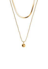 Goldene Halskette mit zwei geschichteten Ketten: einer glatten Schlangenkette und einer Perlenkette mit einem polierten, kugelförmigen Anhänger.
