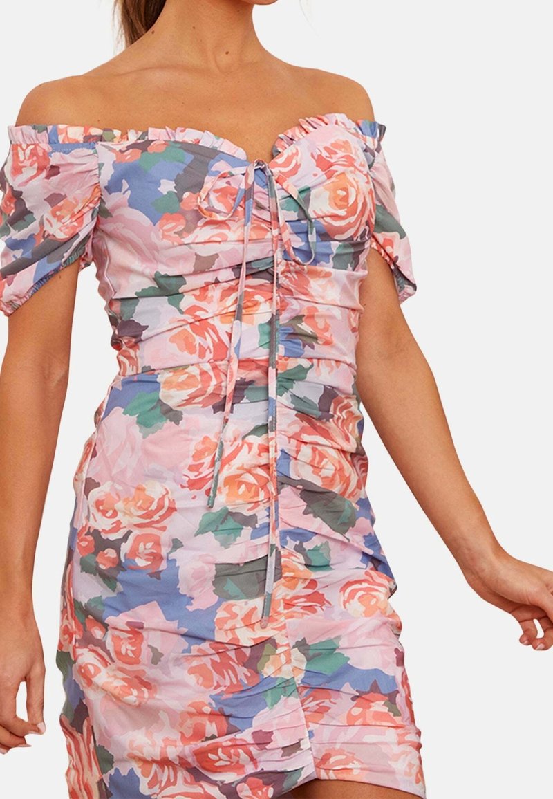 Blommig off-shoulder klänning i rosa, med volangärmar, rynkad textur och dragsko-detajl vid bysten.