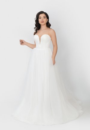 Weißes trägerloses Kleid mit tiefem V-Ausschnitt, tailliertem Oberteil und fließendem Tüllrock. Glattes Material und zarte Silhouette.