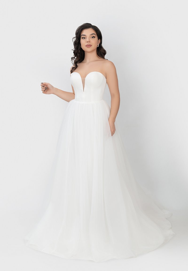 Weißes trägerloses Kleid mit tiefem V-Ausschnitt, tailliertem Oberteil und fließendem Tüllrock. Glattes Material und zarte Silhouette.