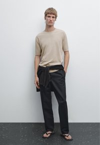 Massimo Dutti LIGHTWEIGHT CREW NECK WITH SHORT SLEEVE - Jednoduché tričko - light brown
