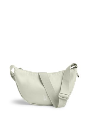 Sac bandoulière gris clair en forme de croissant avec sangle réglable et logo "GOT BAG" au centre avant.