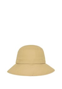 Beige vödörkalap széles, varrott karimával és puha, tónusos korona, egyszínű fehér háttér előtt.