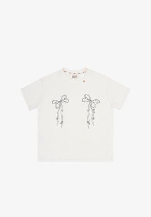 Witte T-shirt met korte mouwen, bedrukt met zwarte lijntekening van twee strikken en kleine bloemen op de borst, merklabel "BIZUU" aan de binnenkant van de kraag.