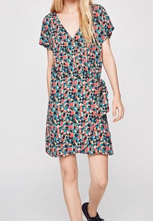 Vestido floral colorido en tejido ligero, con escote en V, mangas cortas, cinturón en la cintura y dobladillo a la altura de la rodilla.