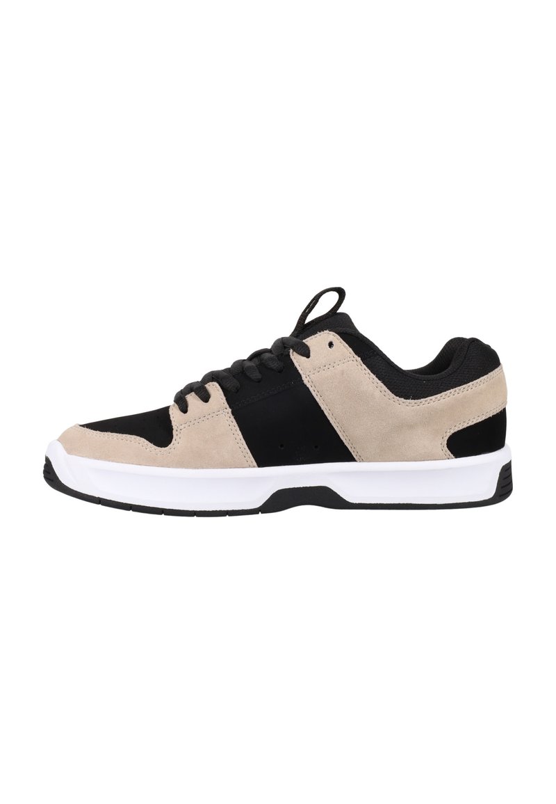 Beige ja must sportlik jalanõud, mis on valmistatud vääriskangast ja võrkpinnast, valge kummist tallaga, millel on paelad ees ja pehmendatud kaelus.