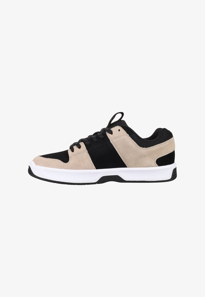 Beige ja must sportlik jalanõud, mis on valmistatud vääriskangast ja võrkpinnast, valge kummist tallaga, millel on paelad ees ja pehmendatud kaelus.