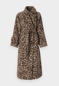 Pelsjakke med leopardmønster som har belte i midjen, lange ermer og krage. Laget av myk, teksturert stoff i brune og beige nyanser.