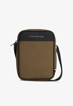 Õlise roheline Tommy Hilfigeri risti kehakott musta ääristusega, esiteljega lukuga tasku, reguleeritava musta rihmaga ja väikese lipu detailiga küljel.