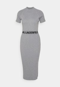 Abito midi grigio a coste con maniche corte, scollo alto e una fascia nera con il logo "CARL LAGERFELD". Texture liscia e forma aderente.