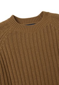 Bruine geribbelde gebreide trui met een ronde halslijn. Heeft een getextureerde stof met verticale strepen en een iets losse pasvorm.
