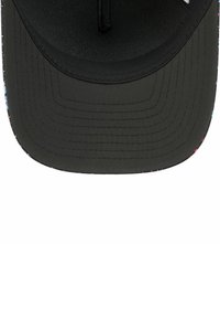 Casquette de baseball noire avec une surface texturée, visière colorée et mouchetée, et un design traditionnel structuré avec des coutures courbes.