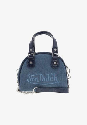 Sac à main bleu en denim et bleu marine avec logo Von Dutch, deux poignées supérieures et bandoulière chaîne amovible.