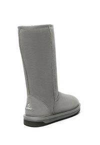 Graue Wildleder-Stiefel bis zum Knie mit runder Zehenpartie, weicher Textur und Gummisohle; Logo auf der Rückseite. Schlichtes, nahtloses Design ohne Verzierungen.