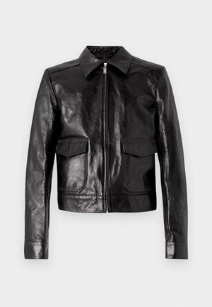 Czarna skórzana kurtka z długim kołnierzem, zapięciem na zamek z przodu oraz dwoma naszytymi kieszeniami. Gładka tekstura, dopasowany krój i starannie wykonane detale.