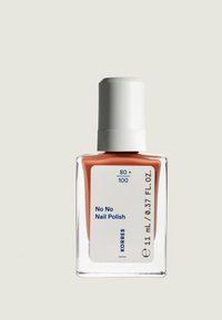 Bottiglia di vetro di smalto No No per unghie, con un tappo bianco, smalto corallo-arancione all'interno, etichetta stampata con dettagli del prodotto in blu. 11 mL.