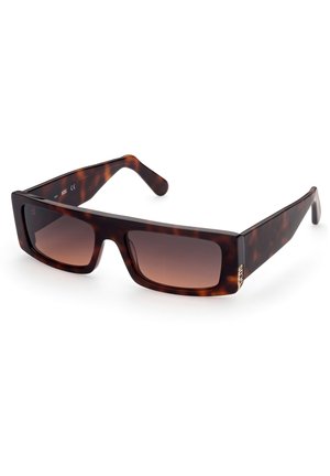 Lunettes de soleil en écaille de tortue marron avec des montures rectangulaires et des verres teintés dégradés. Présente un design de branches élancé avec une discrète marque sur le côté.
