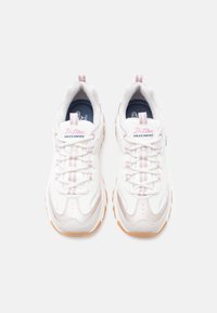 Sneakers bianche con accenti rosa chiaro, caratterizzate da un corpo in mesh testurizzato, punta arrotondata e suola ammortizzata. I lacci sono ben visibili.