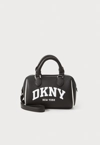 Czarna skórzana torba na ramię o teksturowanej powierzchni, z białym logo "DKNY NEW YORK", okrągłymi uchwytami u góry, odczepianym paskiem na ramię oraz srebrnym zamkiem błyskawicznym.