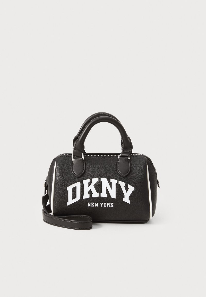 Czarna skórzana torba na ramię o teksturowanej powierzchni, z białym logo "DKNY NEW YORK", okrągłymi uchwytami u góry, odczepianym paskiem na ramię oraz srebrnym zamkiem błyskawicznym.