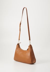 Bolso de hombro de cuero marrón con forma curvada, superficie texturizada, correa ajustable y detalles en dorado. Cierre de cremallera en la parte superior.