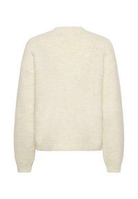 Kreemveida džemperis ar mīkstu, teksturētu apdari. Iezīmē apaļu kaklu, kritušām plecu daļām, kā arī ribotām piedurknēm un apakšmali. Attēlota aizmugures skats.