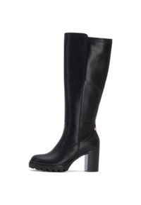 Bota de cuero negro hasta la rodilla con tacón cuadrado, suela de goma con tacos y diseño sin costuras con un acento dorado en el lateral.