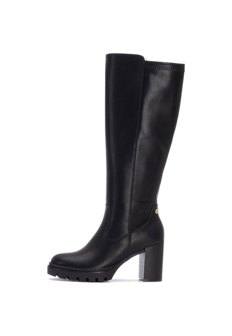 Bota de cuero negro hasta la rodilla con tacón cuadrado, suela de goma con tacos y diseño sin costuras con un acento dorado en el lateral.