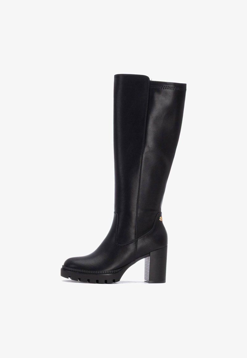 Bota de cuero negro hasta la rodilla con tacón cuadrado, suela de goma con tacos y diseño sin costuras con un acento dorado en el lateral.