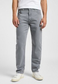 Jeans in denim grigio con design a gamba dritta, caratterizzati da uno stile classico a cinque tasche, cuciture sottili e una chiusura con zip e bottone.