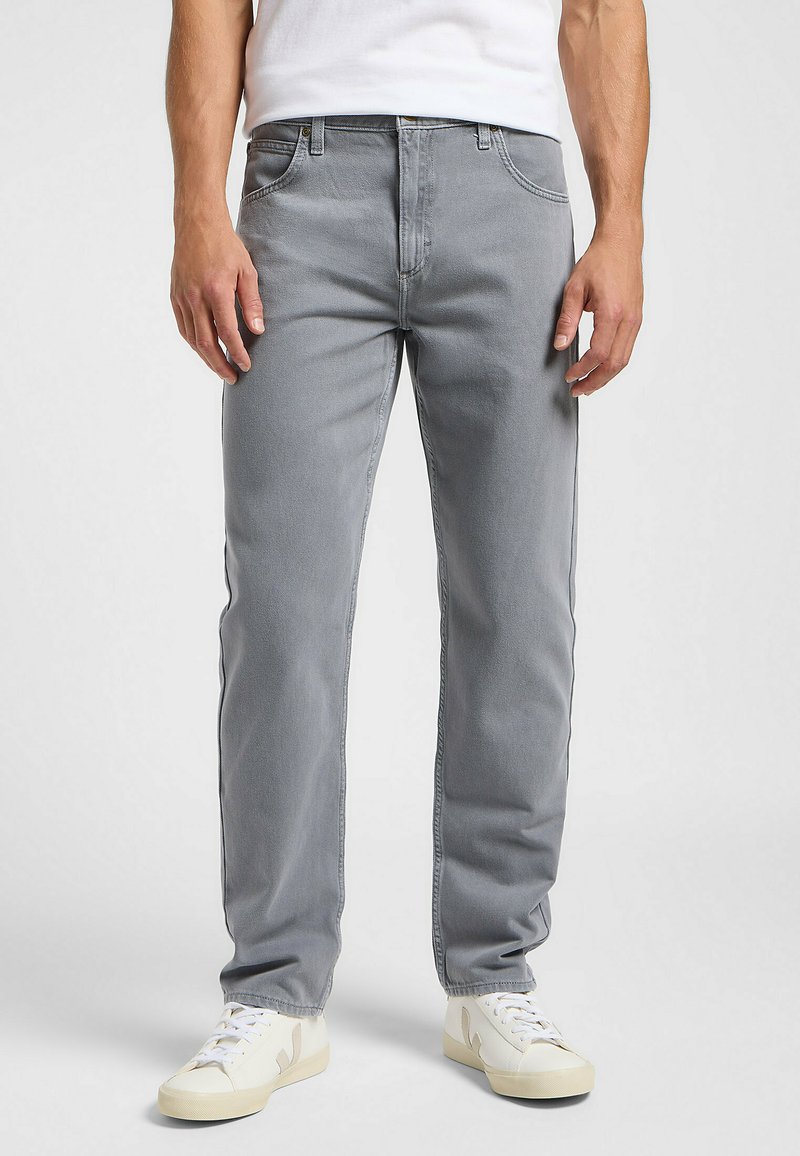 Jeans in denim grigio con design a gamba dritta, caratterizzati da uno stile classico a cinque tasche, cuciture sottili e una chiusura con zip e bottone.