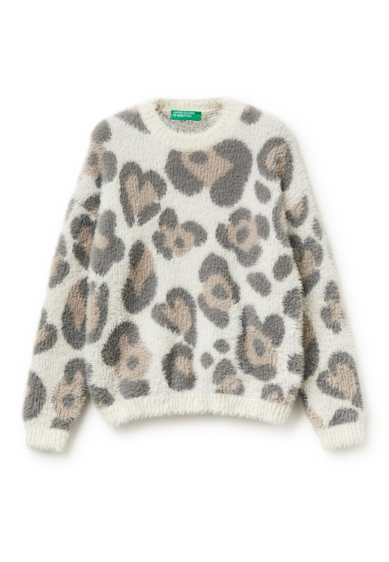 Futrzasty sweter w kolorze kremowym z leopardzim wzorem, który ma brązowe i szare plamki. Okrągły dekolt i ściągacze przy rękawach. Miękka tekstura i luźny krój.