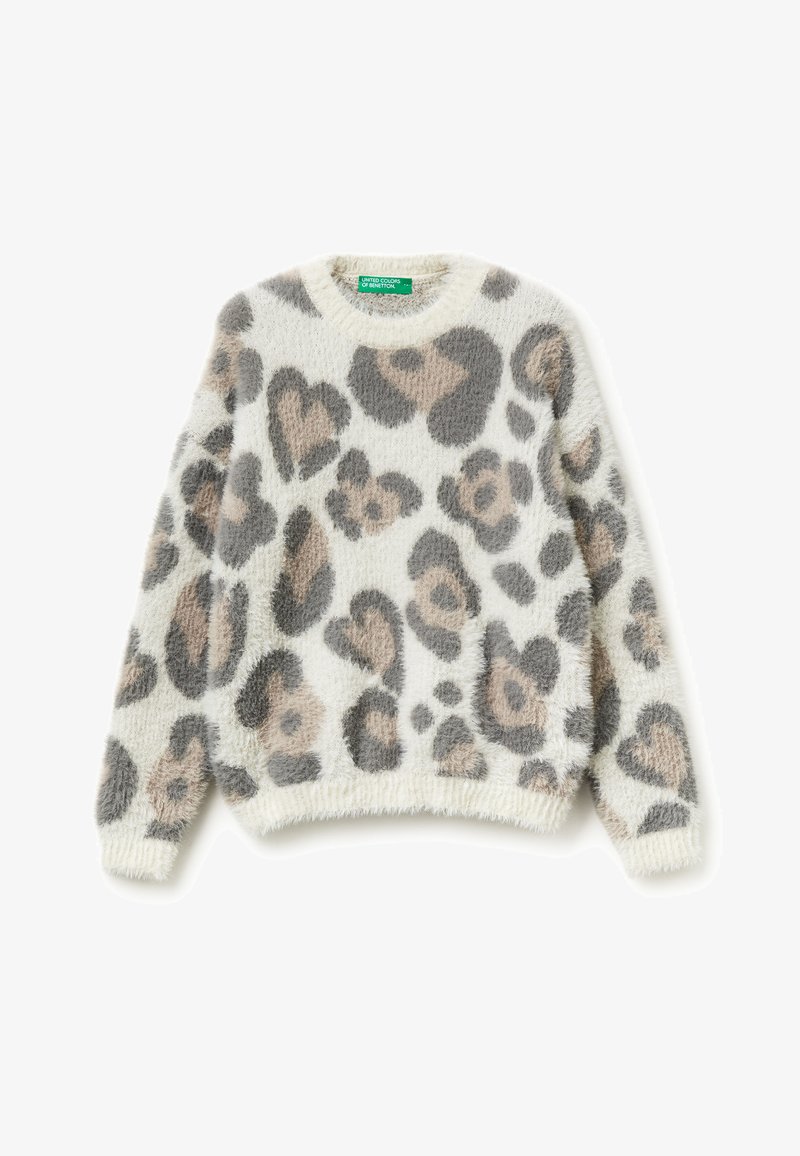 Futrzasty sweter w kolorze kremowym z leopardzim wzorem, który ma brązowe i szare plamki. Okrągły dekolt i ściągacze przy rękawach. Miękka tekstura i luźny krój.