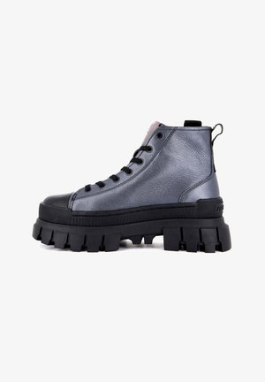 Botas altas en negro y gris, hechas de cuero texturizado con una suela gruesa y robusta. Cuentan con cordones negros y una lengüeta en la parte posterior.