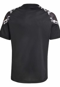Čierne športové tričko vyrobené z hladkej, ľahkej tkaniny. Detaily zahŕňajú vzorované akcenty na pleciach v šedej a bielej farbe. Krátke rukávy, okrúhly výstrih.