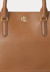 Pruun nahast kandekott topeltkäepidemete ja kullast "RL" logoga, mis asub ülaossa keskel.